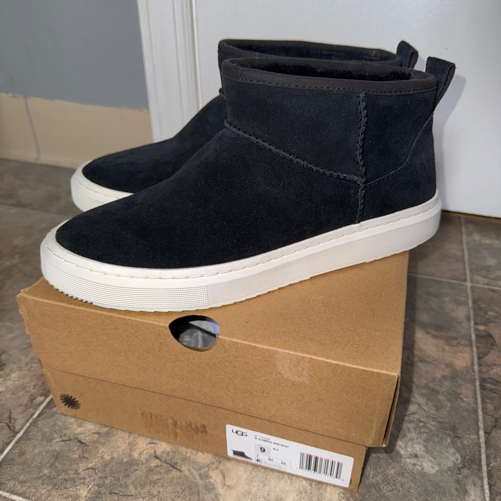 UGG ALAMEDA BLACK CLASSIC ULTRA MINI SIZE 9 LIKE NEW